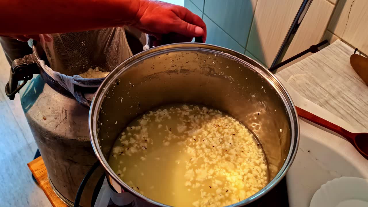Tilberedning av hjemmelaget ost under sommersolvervsfeiringen i Cēsis, Latvia
