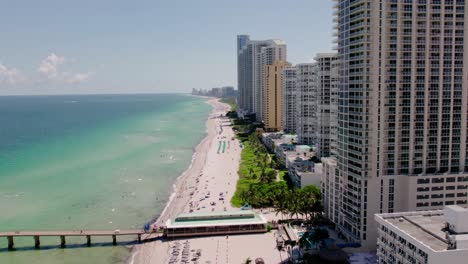 Horizonte-Aéreo-De-La-Playa-De-Las-Islas-Soleadas-En-Las-Islas-Soleadas,-Dron-De-Florida