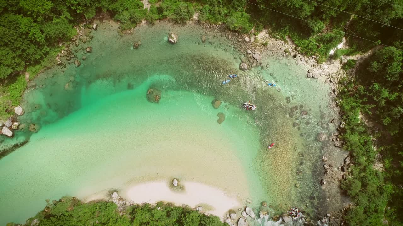 슬로베니아 의 소카 강 에서 자연 에 둘러싸여 라프팅 을 하는 사람 들 의 공중 사진