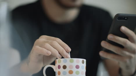 Hände-Eines-Jungen-Mannes,-Der-Morgens-Sein-Mobiltelefon-Benutzt