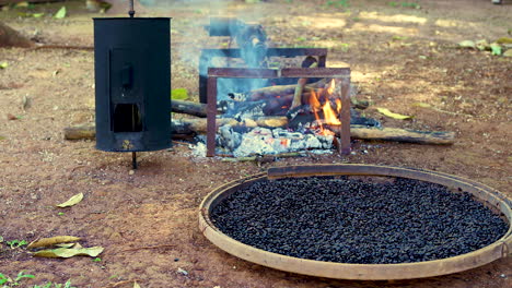 Tostar-Café-Manualmente,-Tiempo-De-Granja,-Tostador-Manual,-Fuego-De-Leña