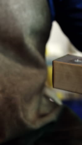 soldador masculino trabajando en una pieza de metal