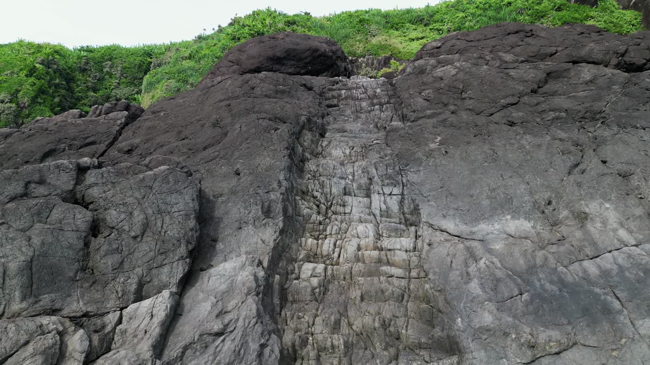 vista cinematográfica a vista de pájaro de las escaleras artificiales en la roca costera en catanduanes, filipinas - sinakatan ng pawikan