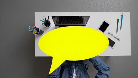 persona que trabaja en una computadora portátil en el escritorio