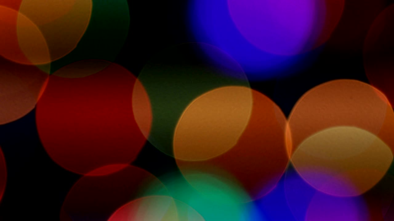 Grandi luci bokeh lampeggianti su sfondo nero