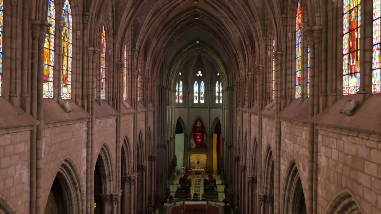 la cámara se eleva lentamente para revelar el increíble interior de la basílica del voto nacional, ecuador