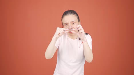 손으로 작은 표지판을 만드는 여자.
