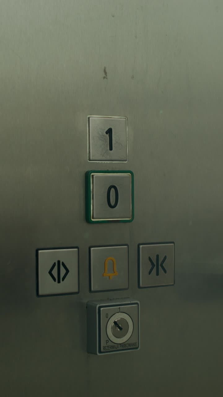 panel de ascensor con botones de piso