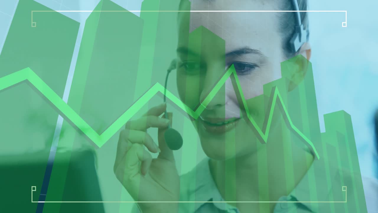 gráfico verde subiendo y rodando sobre una trabajadora de centro de llamadas caucásica