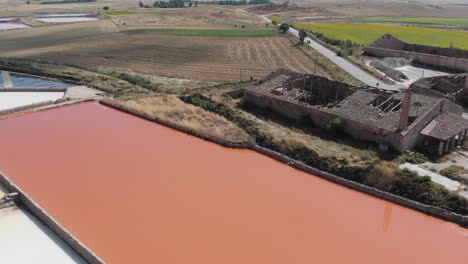 Vista-Aérea-De-Salinas,-Antiguos-Almacenes-Y-Alrededores