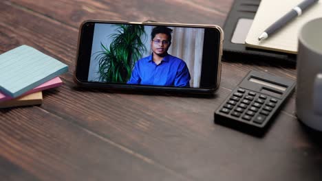 llamada de video en teléfono inteligente en el entorno de la oficina