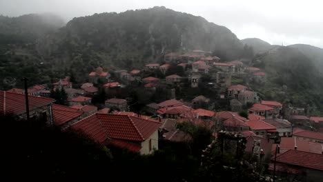 Blick-Von-Der-Spitze-Des-Dorfes-Stemnitsa-Bei-Aufziehendem-Nebel