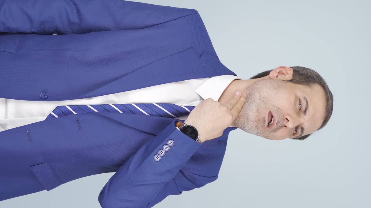 목에 통증을  ⁇ 고 있는 사업가의 수직 비디오.