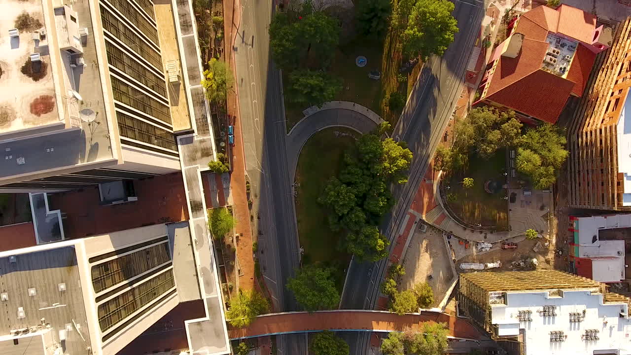 Ripresa cinematografica con drone ad angolazione verso il basso delle strade nel centro di Tucson, Arizona.