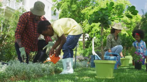 Gemeinsame-Gartenarbeit-Mit-Der-Familie