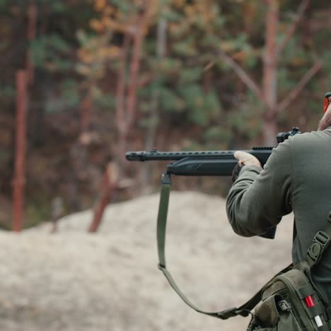 Hombre-De-Camuflaje-Dispara-Un-Rifle