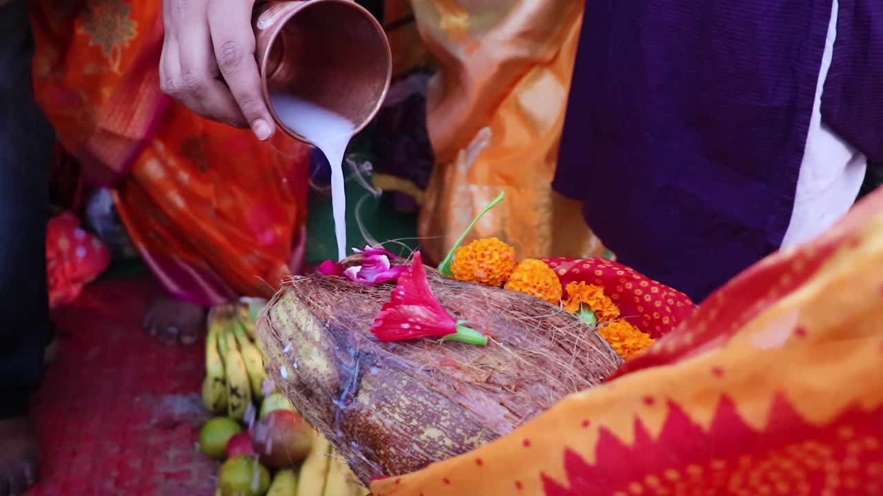 devota haciendo rituales sagrados en el festival desde diferentes ángulos el video se toma en las ocasiones del festival chhath que se utiliza para celebrar en la india del norte el 28 de octubre de 2022