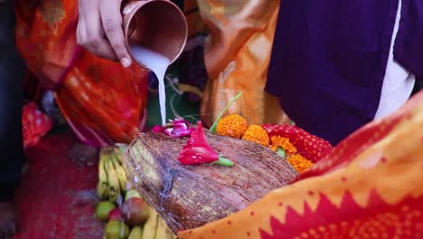 Anhänger-Führen-Heilige-Rituale-Auf-Dem-Festival-Aus-Einem-Anderen-Blickwinkel-Durch.-Das-Video-Wurde-Anlässlich-Des-Chhath-Festivals-Aufgenommen,-Das-Am-28.-Oktober-2022-In-Nordindien-Gefeiert-Wird