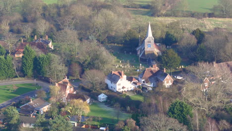 Retirada-Aérea-De-La-Iglesia-De-St-Marys-En-El-Pueblo-De-High-Halden,-Ubicado-En-Kent-Uk-Para-Revelar-La-Campiña-Británica