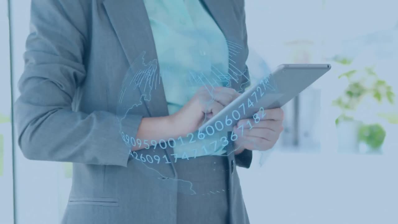 animación del globo azul y procesamiento de datos, sobre una mujer de negocios que usa una tableta