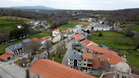 luftpuppe des klosters in santa maria und der malerischen stadt montederramo, spanien