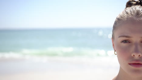 Nahaufnahme-Einer-Jungen-Kaukasischen-Frau-Mit-Heiterem-Gesichtsausdruck-Am-Strand-Mit-Kopierraum