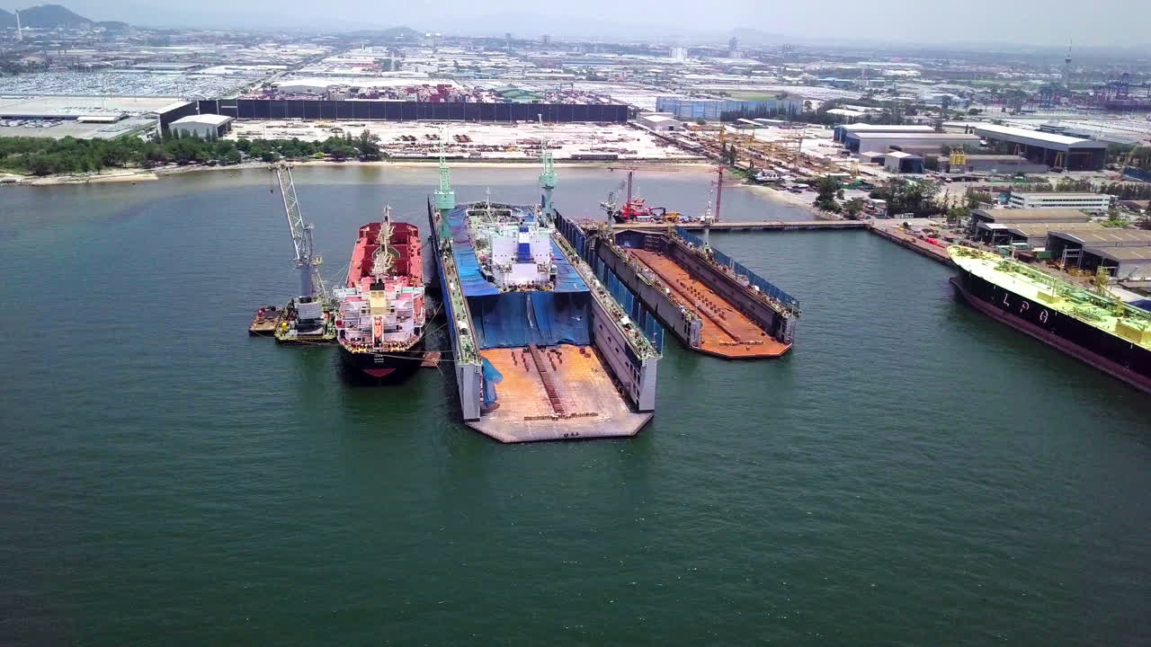 태국 촌부리 지방에 있는 램 차방 조선소에 있는 해상 드라이 도크에서 화물선이 개조, 수리 및 서비스를 받고 있는 물류 개념의 공중 전망