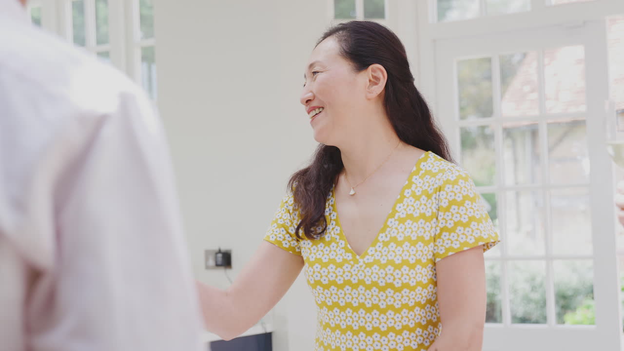 여름 휴가 중 다문화 노인 친구 그룹이 휴가 아파트에서 술을 마시기 위해 모였습니다.