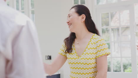 여름 휴가 중 다문화 노인 친구 그룹이 휴가 아파트에서 술을 마시기 위해 모였습니다.