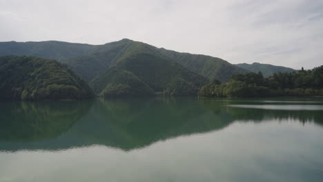 Berge-Und-Himmelreflexion-Im-Okutama-see,-Japan---Statischer-Schuss