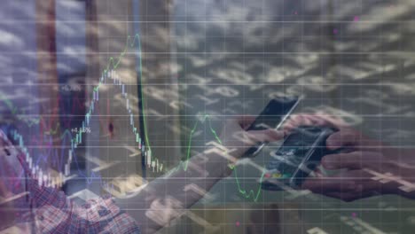 Animation-Von-Diagrammen-über-Den-Händen-Kaukasischer-Menschen,-Die-Das-Zahlungsterminal-Nutzen