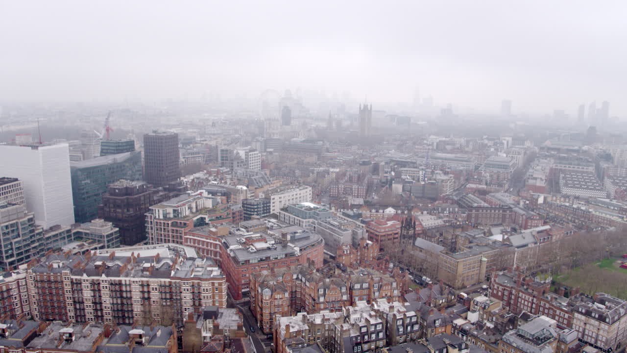 이 장면은 런던의 파노라마 전망을 묘사합니다. 가장 사랑받는 역사적인 기념물의 명확한 윤과 함께 안개로 둘러싸인 신비한 분위기로 둘러싸여 있습니다.