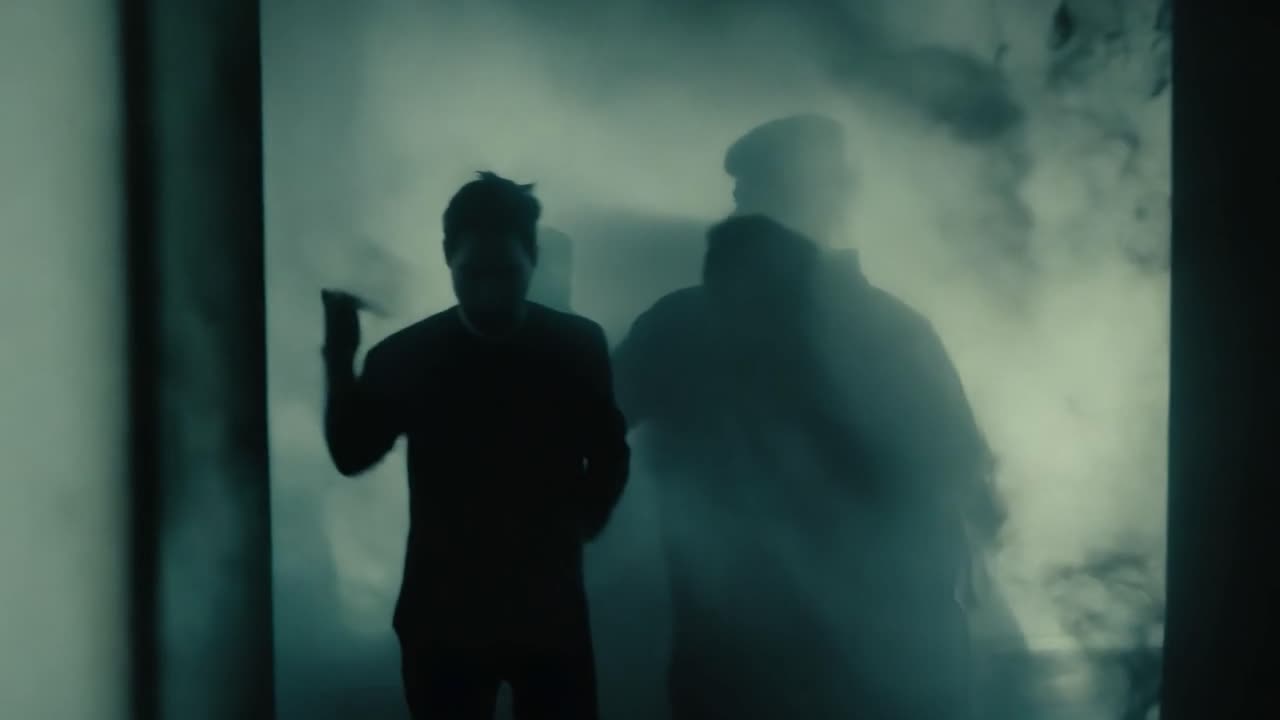 siluetas de hombres en la niebla