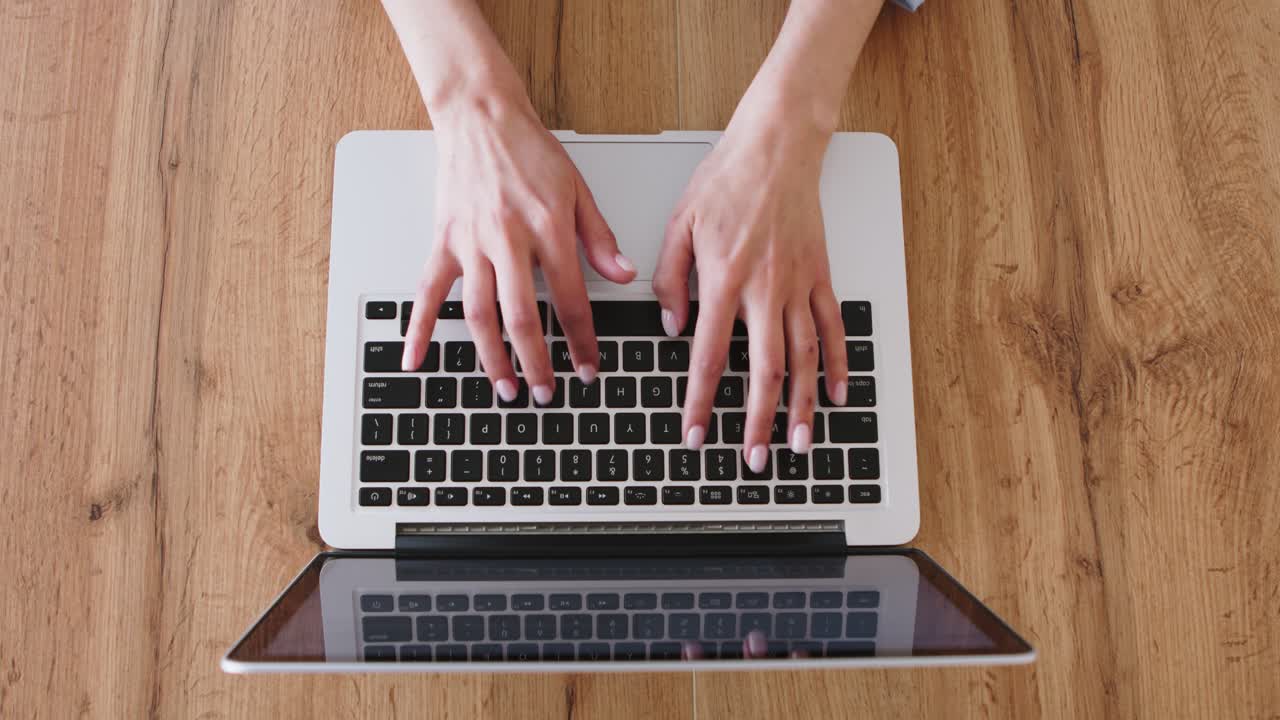 mujer escribiendo en una computadora portátil