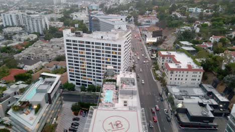 Vista-Aérea-Del-Tráfico-En-La-Carretera-Sunset-Blvd-En-West-Hollywood---Seguimiento,-Disparo-De-Drones