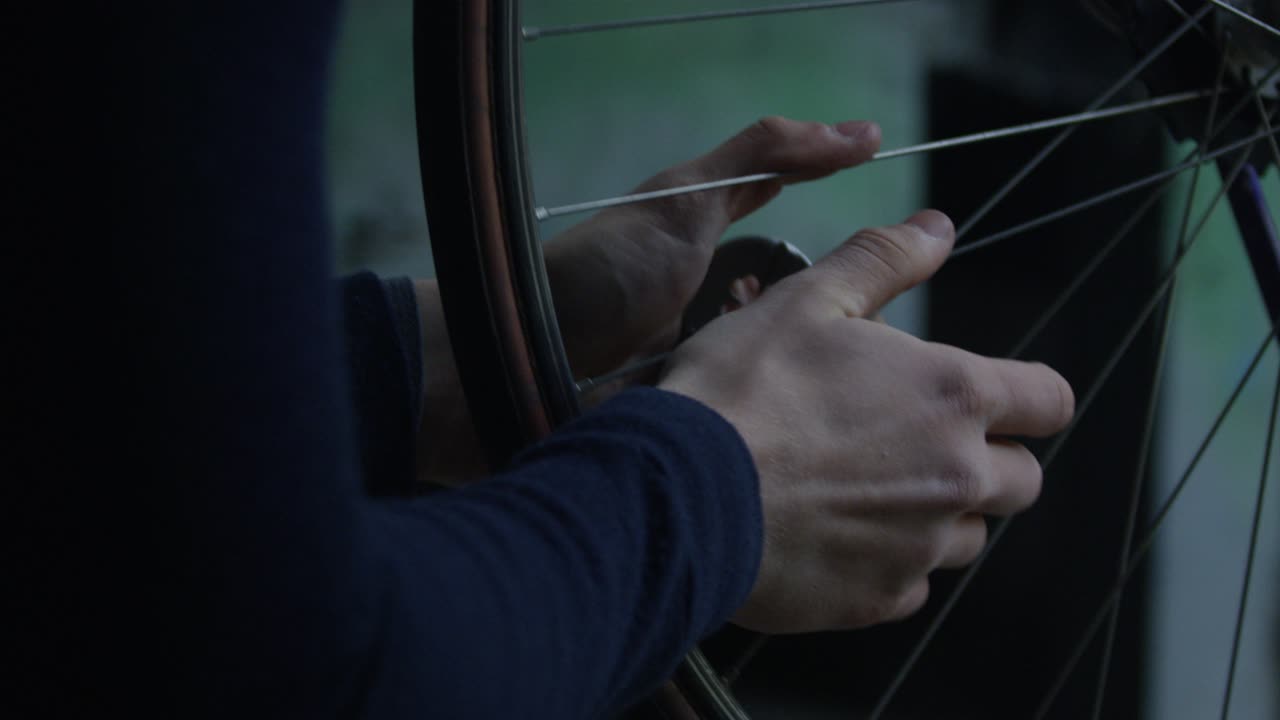 ciclista de carretera que lleva la rueda en su bicicleta de carretera de época