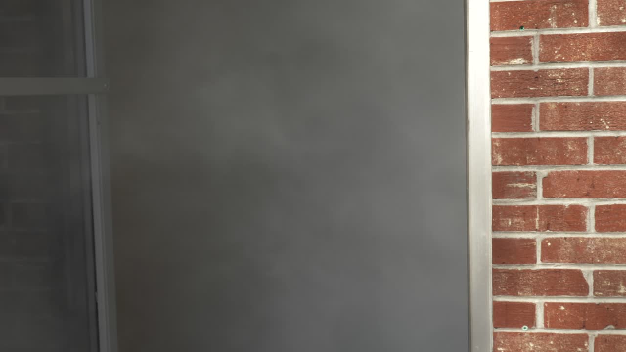 불이 붙은 건물에서 나오는 연기가 열린 문에서 나온다