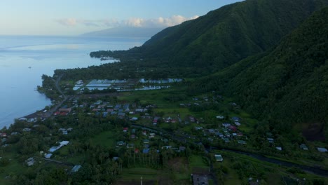 Morgen-Dorf-Stadt-Insel-Berge-Teahupoo-Tahiti-Luftaufnahme-Drohne-Französisch-Polynesien-Südpazifik-Brandung-Welle-Riff-Kanal-WSL-Surfen-Olympia-Austragungsort-Die-Küste-Hinauf-Korallenriff-Vorwärts-Abwärts-Bewegung