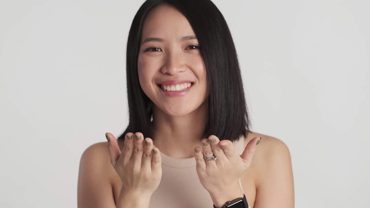 카메라에 키스를 보내는 아시아 여성.