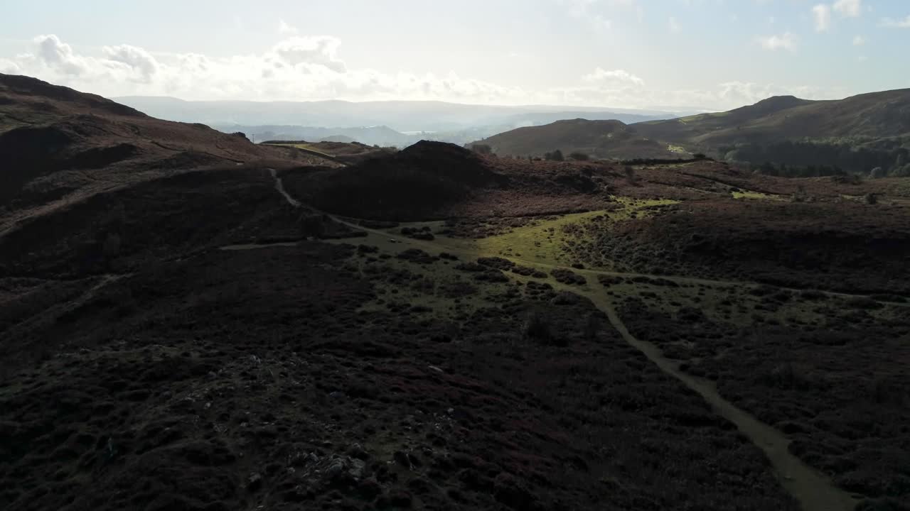 vista aérea dramático rural colorido brezo rugoso galés montaña valle campo inclinar hacia abajo