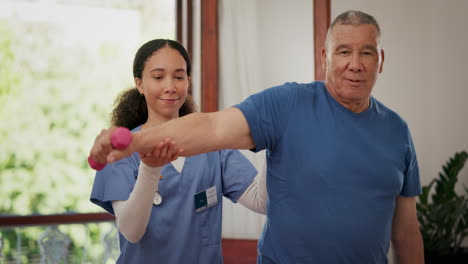 fisioterapia, pesas y mujer ayudando a un anciano