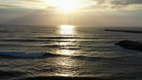 surfistas en el océano atlántico al atardecer fotografía aérea de anglet biarritz