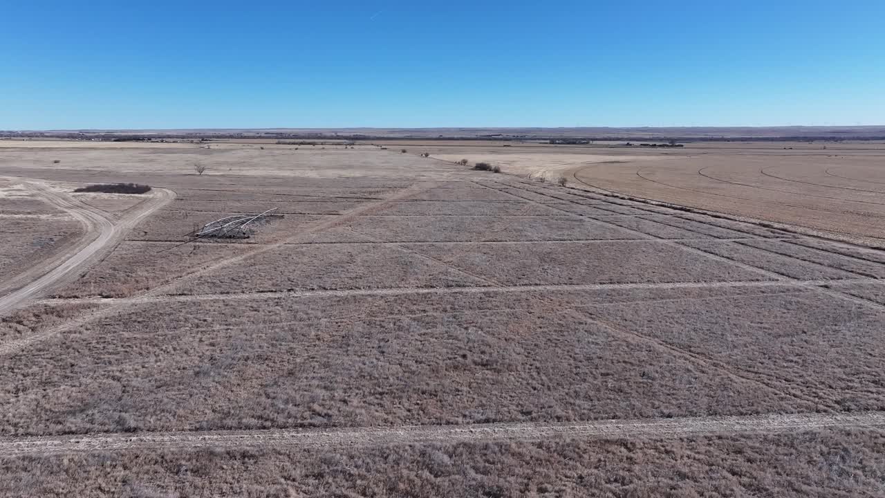 콜로라도 겨울 은 건조한 풀과 작물 위에서 잠자는 드론 비행.
