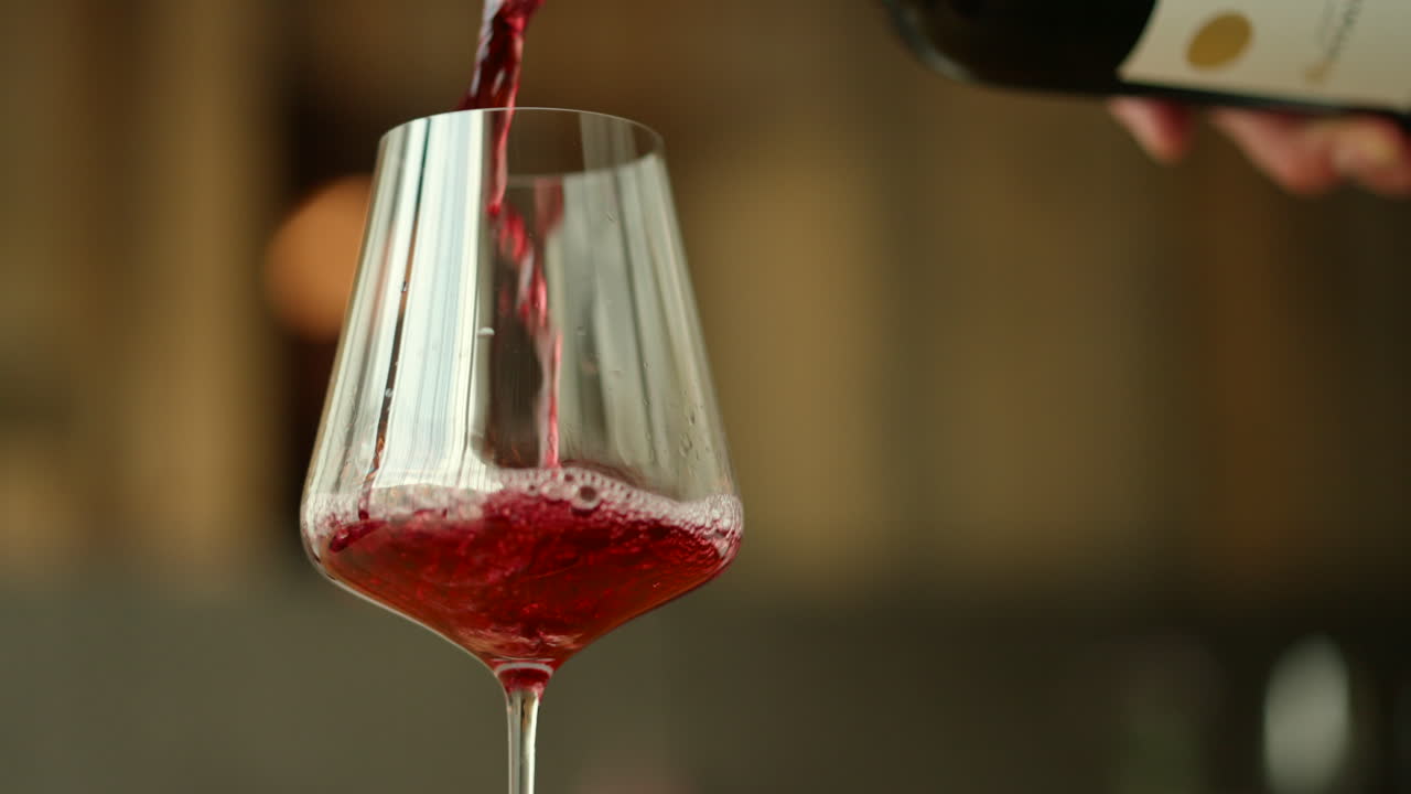Vino rosso che si versa, rallentatore
