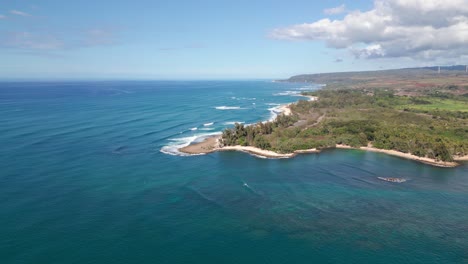 Vista-Aérea-De-Las-Playas-De-La-Costa-Norte-Con-El-Parque-Eólico-Kawailoa-Al-Fondo-En-Oahu,-Hawai,-Estados-Unidos