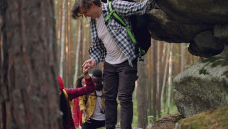 amigos haciendo senderismo en el bosque.