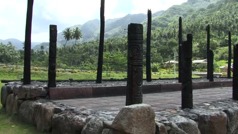 postes de madera tiki en el centro cultural, taipivai, nuku hiva, islas marquesas, polinesia francesa