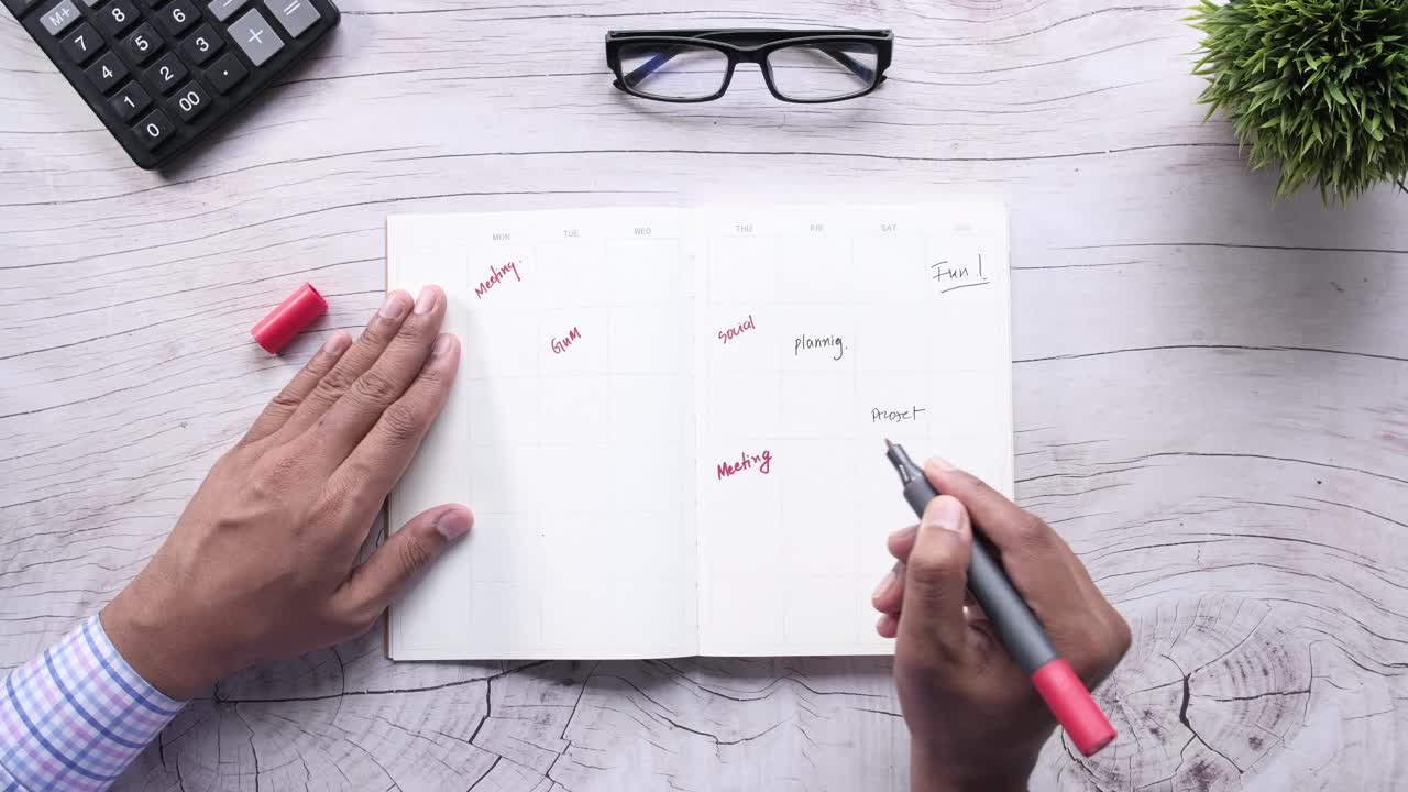 persona que planifica el horario utilizando un calendario