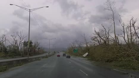 conduciendo en la carretera dos días después de que el huracán maria devastara puerto rico
