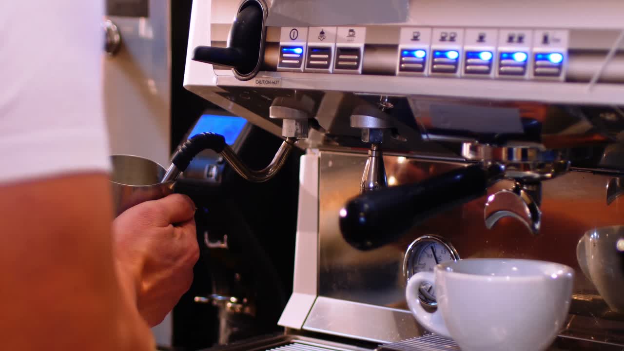 Barista membuat kopi dengan mesin kopi